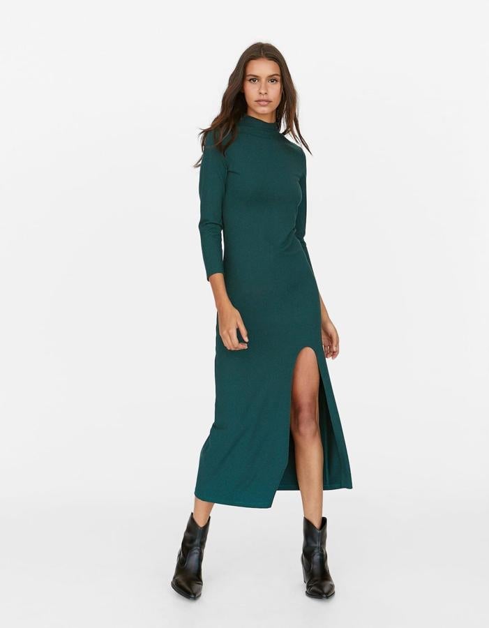 Vestido largo con cuello perkins en color verde, 25,99 euros.