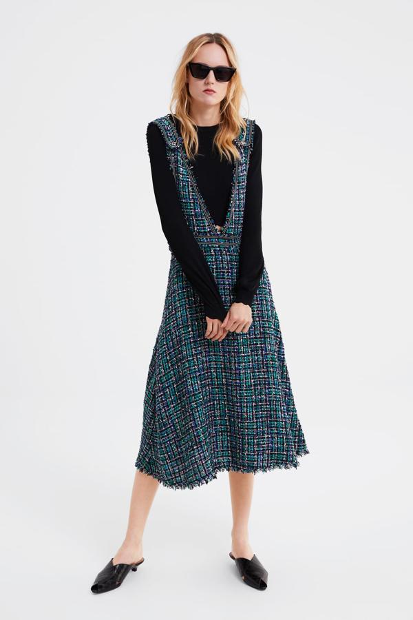 Vestido pichi tweed con abalorios y acabados desflecados, 39,95 euros.