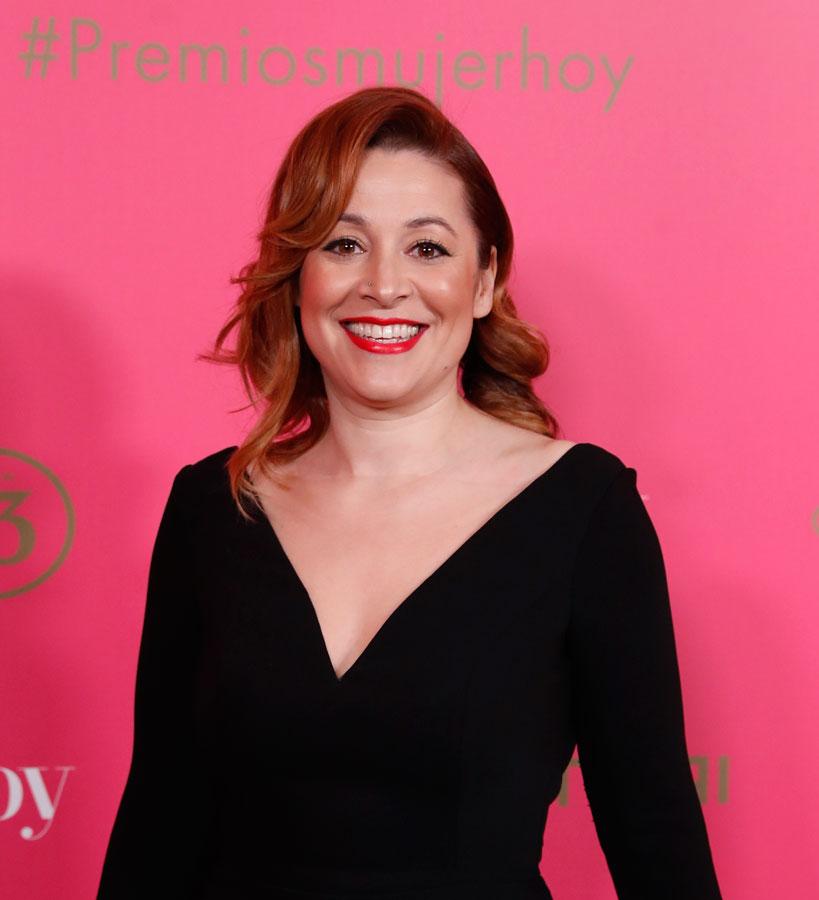 La enóloga y primera mujer española Master of Wine lució un trío ganador: ondas abiertas, cabello cobrizo y labios rojos. Combinados con vestido negro eran pura elegancia clásica.