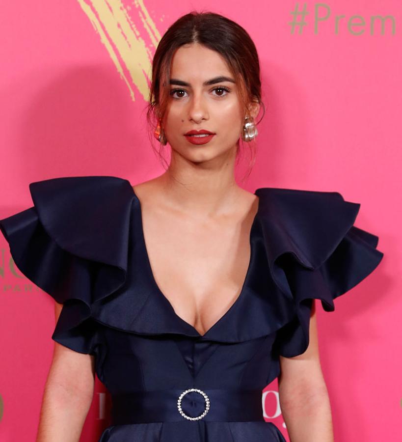 Los volantes del vestido de la protagonista de la serie La otra mirada obliganan a emparejarlos con el cabello recogido. Begoña prefirió que este fuera sencillo y que tuviera unos mechones sueltos, para no perder frescura.