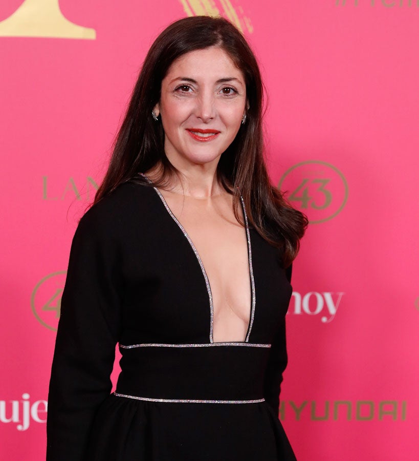 La escritora optó por la sencillez y elegancia que otorga tanto la ropa negra como una melena lisa, aunque con algo de forma en las puntas, y con brillo sublime.