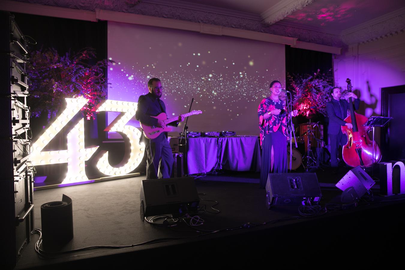 Erin Corine y su banda pusieron música en directo a la gran fiesta de los X Premios Mujerhoy. ¡Qué voz y qué alma más increíbles!