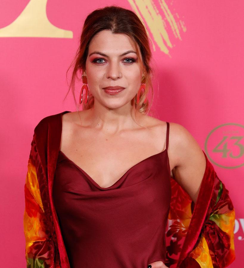 Thais llevó una coleta efofrtless con ondas grandes y mechones sueltos en la parte del rostro. Un peinado perfecto para rejuvencer cualquier look de ropa algo más serio.