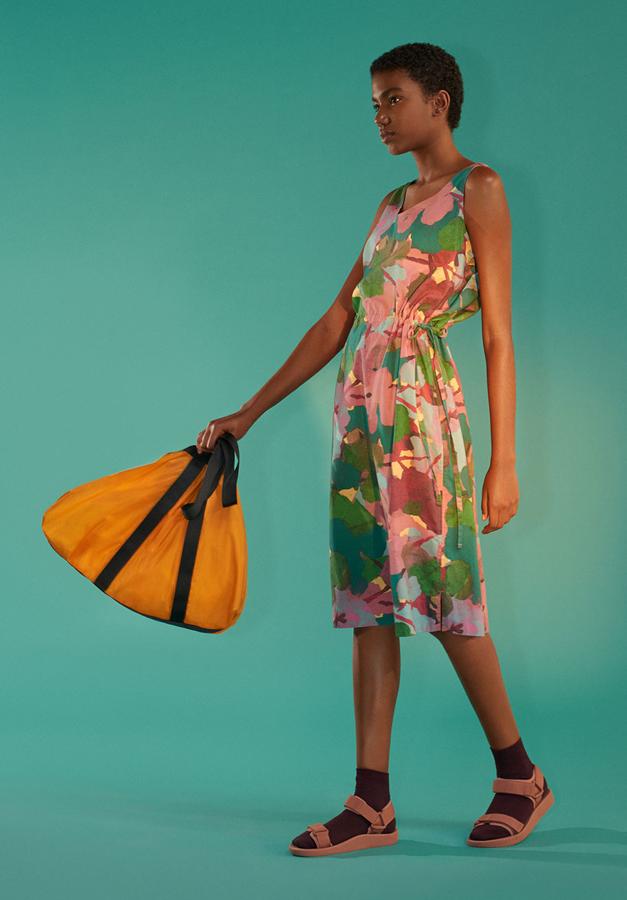 Este es el único "print" de toda la colección Uniqlo U: en un vestido de tirantes ceñido con cordón en la cintura (39,90 euros) y bolsa ultraligera (29,90 euros).