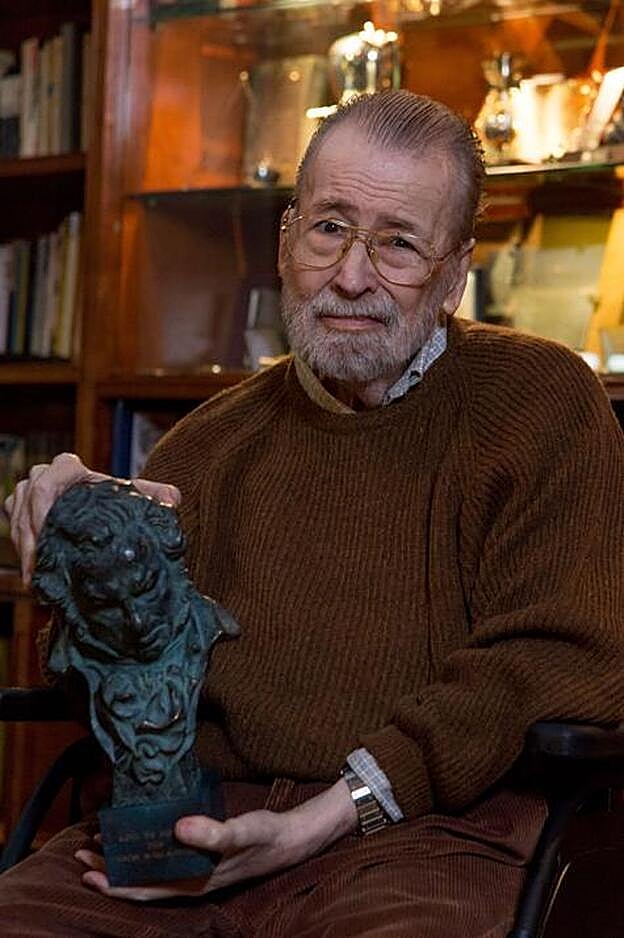 Chicho Ibáñez Serrador posando con su Goya de honor.