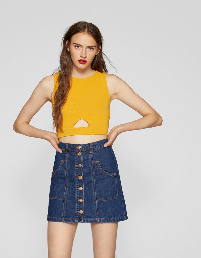 Crop top con abertura central en color mostaza, 3,99 euros.