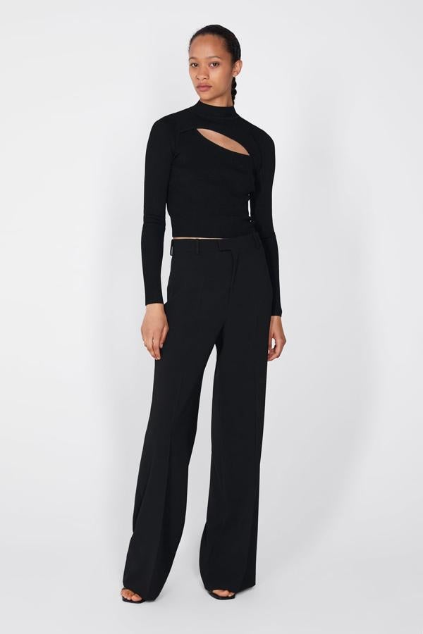 Top con abertura frontal, cuello subido y manga larga, 19,95 euros.