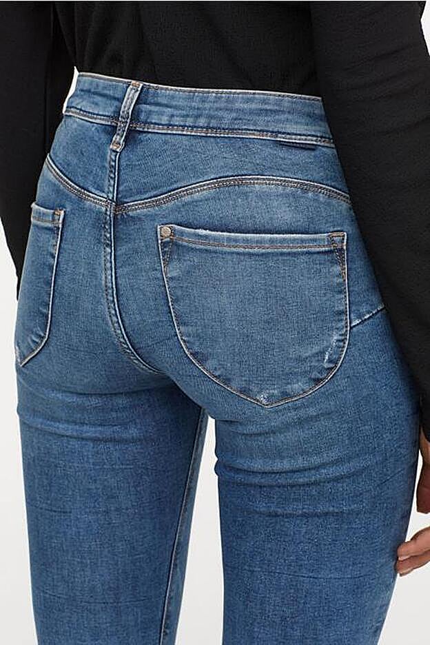 Su diseño denim superelástico que realza la figura al máximo.