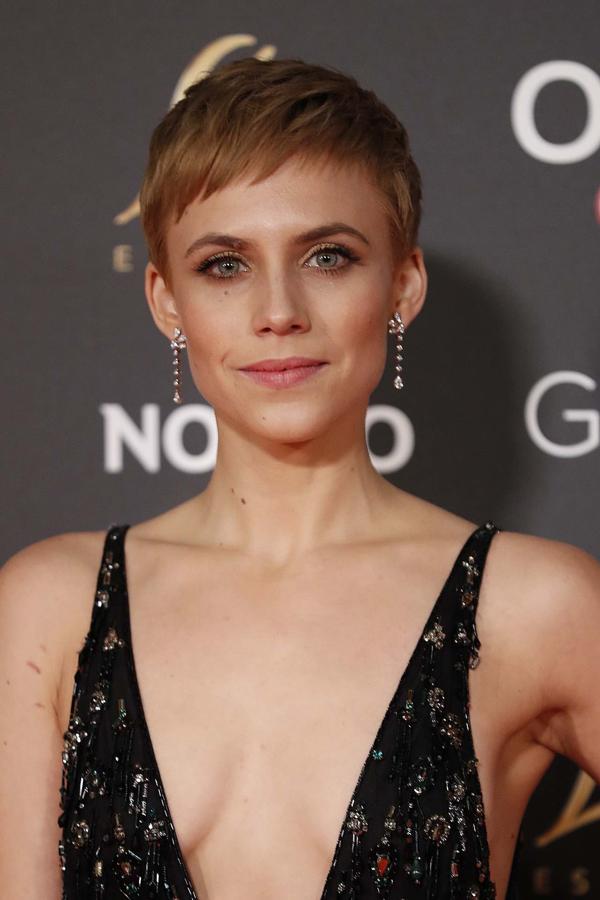 Con un pixie ultracorto en rubio dorado ha cambiado completamente de look la actriz española. Como nos explica Diana Daureo,"es un corte de lo más femenino que recuerda a la mismísima Audrey Hepburn. Con un flequillo corto ladeado en disminución. Un look muy estudiado, que le aporta elegancia y sofisticación con un vestido escotado y pendientes largos. Un total look que hace que el corte se maximice al nivel más femenino que un pixie tan corto puede ofrecer". LA experta señala que se trata "de un pixie (o garçon) completamente equilibrado al cráneo. Una de las claves para lucir este corte es la tener una bonita forma craneal ya que cada capa lleva estructura en las puntas, acabadas y texturizadas en forma de triángulo para encontrar el punto femenino que se busca en este corte".