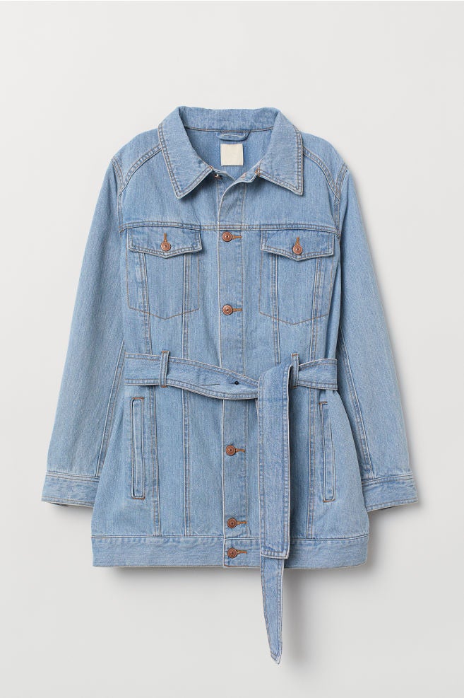 Chaqueta vaquera con cinturón y botones de H&M: 49,99 euros.