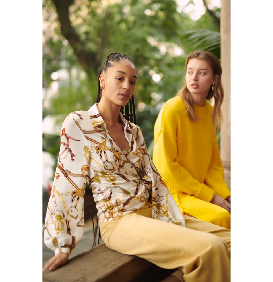 Blusa cruzada con estampado encadenado de H&M: 29,99 euros.