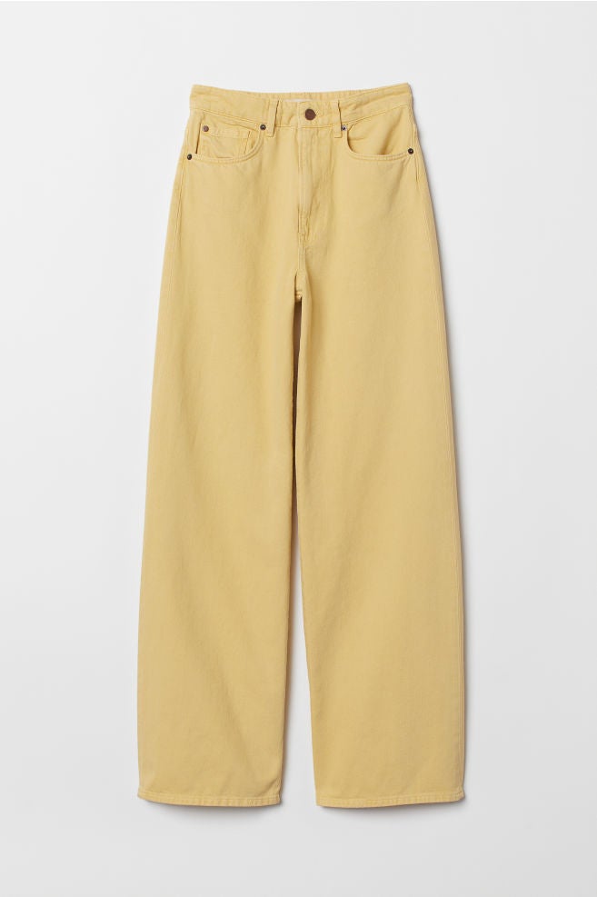 Pantalones de talle alto con pata ancha de H&M: 39,99 euros.