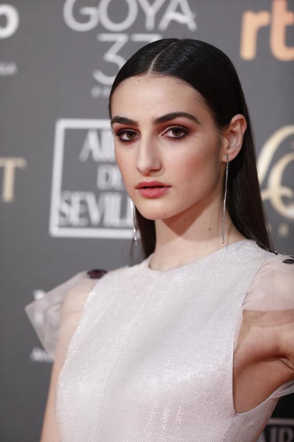 Esa mirada subrayada en rojo que ha creado para Chanel Raquel Álvarez parece inspirada en el trabajo de la directora creativa de la maison, la italiana Lucia Pica, enamorada de los ocres y los tonos terrosos con tendencia al carmesí. En Sandra, el efecto es escultural y magnífico.