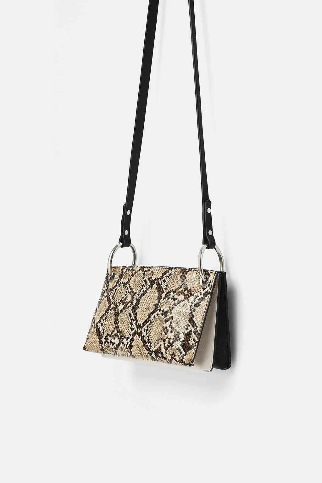 Bandolera combinada de Zara: 12,99 euros.