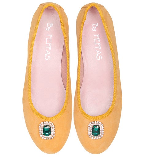 Manoletina de ante en colormostaza con detalle de joya: 35 euros en By Peppas.