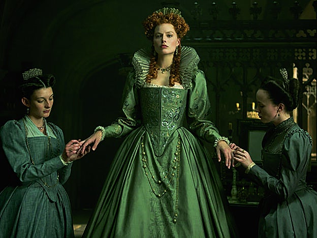 Margot Robbie interpreta a su prima Isabel I, quien terminará por ordenar su ejecución.