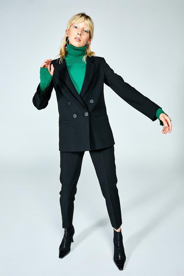 Si existe una prenda imprescindible para tu fondo de armario que termine de dar a tu look ese toque final, esa es la americana. La chaqueta que nunca pasará de moda y que, encima, está a un precio irresistible. Esta  blazer  de Sfera costaba 59,99 € y ahora puedes tenerla por tan solo 19,99 €.