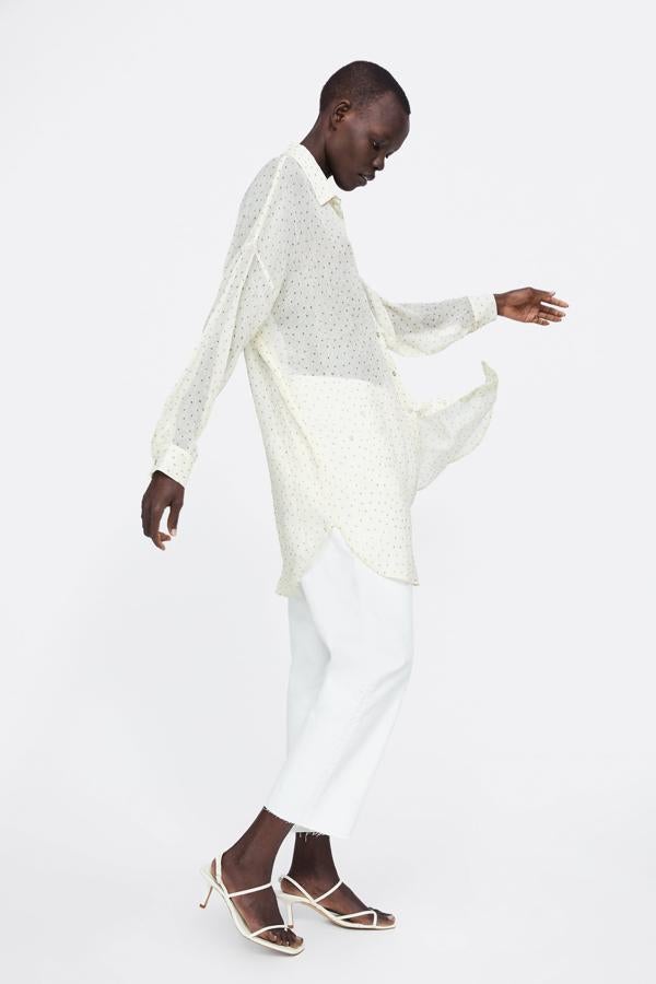 Y esta maxi camisola en lino blanco roto con lunares en contraste nos parece ideal para ir a la playa. En Zara cuesta 29.95 euros.