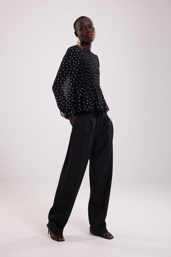 La versión más delicada de los lunares 'black&white' la encontramos en esta blusa de Zara (29.95 euros).