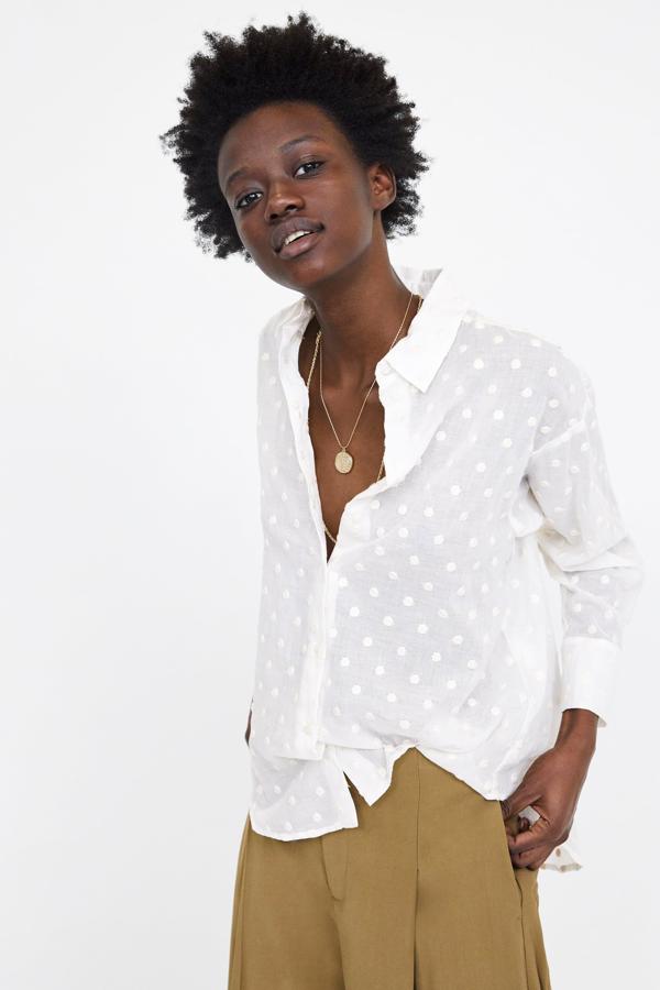 No puede ser más delicada esta blusa blanca con lunares bordados en el mismo tono. Cuesta 25.95 euros en Zara.