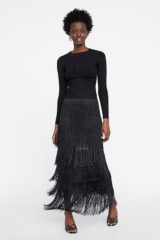 Falda larga de flecos en negro, de Zara (39,95 euros).