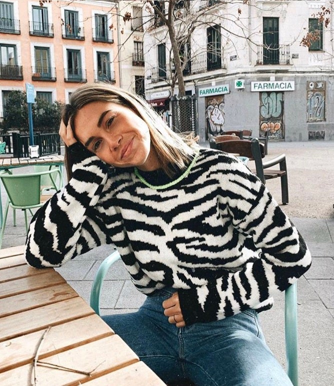Amor a primera vista por este jersey que ha lucido la influencer Carlota Weber con estampado de zebra y cuello flúor de Lefties. (20 euros). Ideal para combinar con tus jeans favoritos.