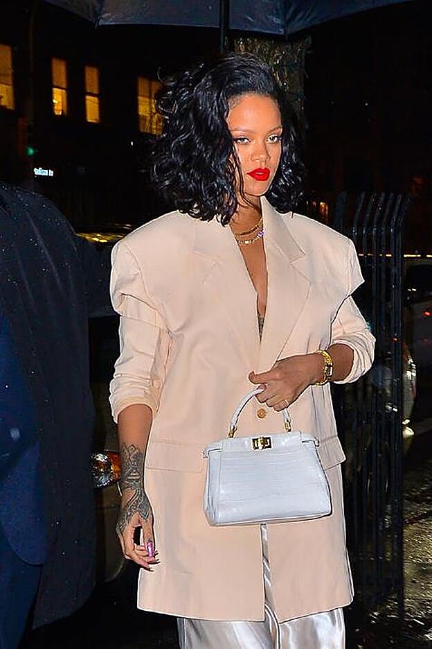 Rihanna sorprendía con un nuevo corte estilo bob a la salida de un restaurante en Nueva York.