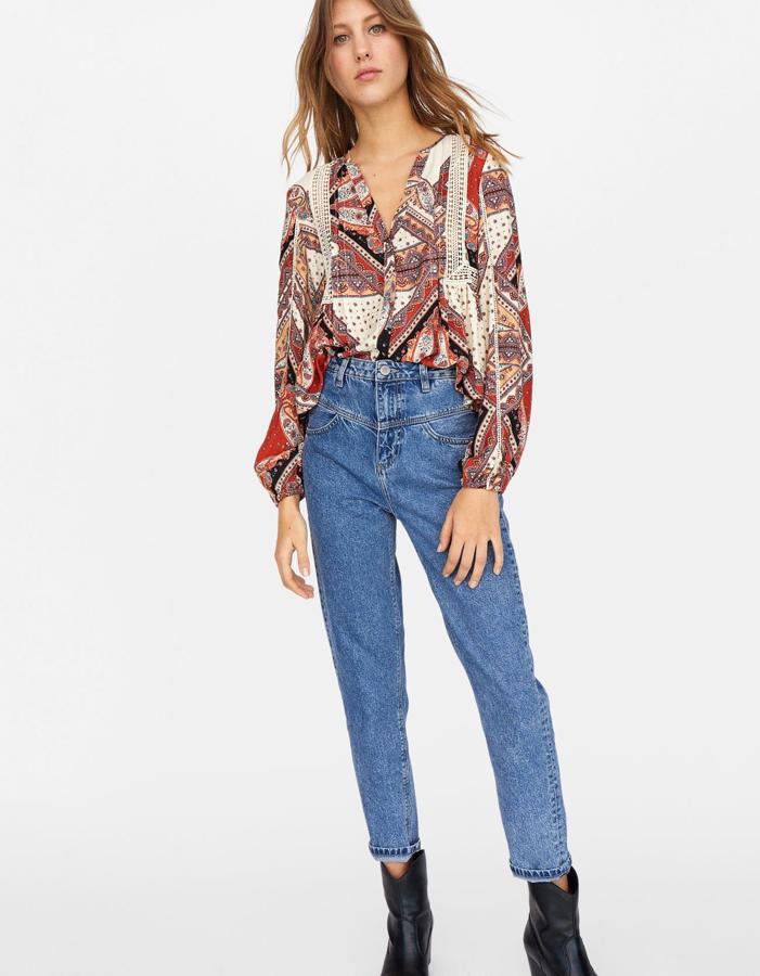 Si eres de las que tiene 'miedo' a los 'mom jeans' porque piensas que solo le quedan bien a las súper modelos de piernas kilométricas, te equivocas. Pruébate estos de inspiración 'vintage' de Stradivarius (25.99 euros) y te prometemos que cambiarás de opinión. Eso sí, siempre con una prenda por dentro...