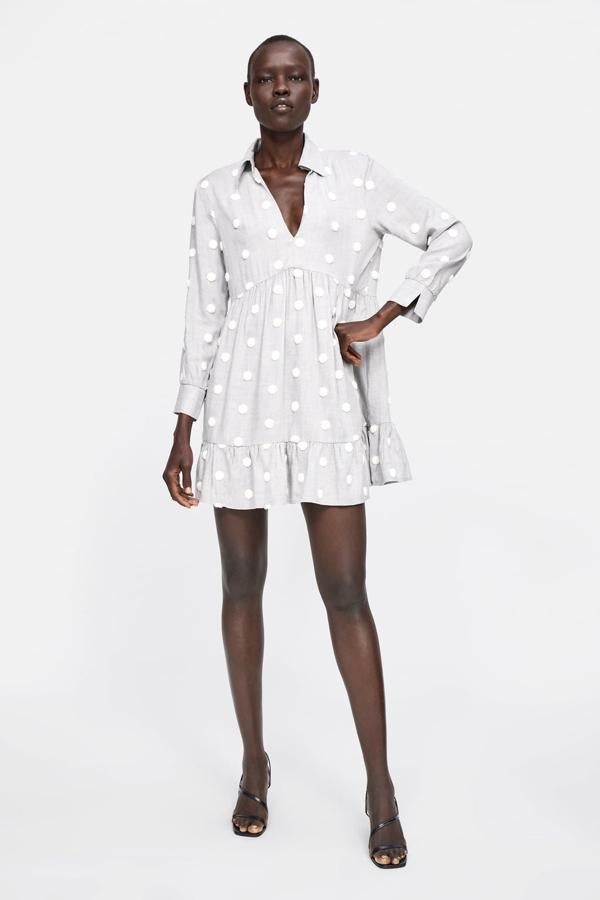 Mini vestido de lunares en gris con maxi lunares blancos (29.95 euros en Zara).