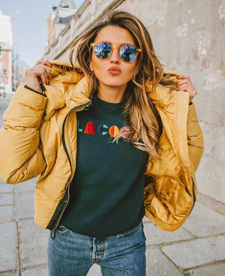 Alexandra Pereira no se ha atrevido todavía con un look 'total yellow' pero sí que ha llenado de complementos y prendas amarillas muchos de sus 'looks' de invierno, como este con plumífero.