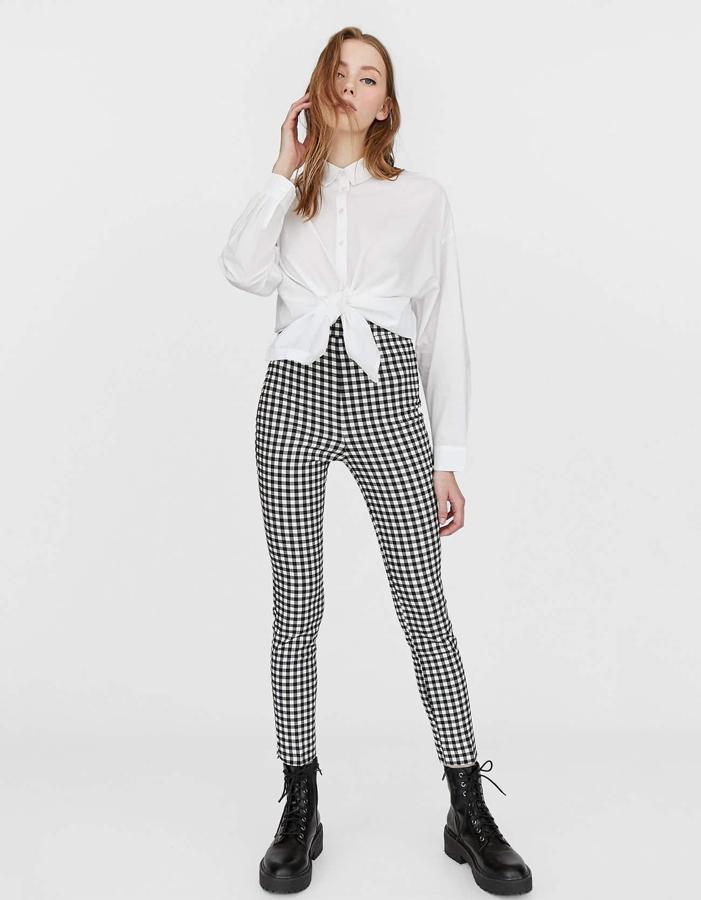 Pantalón de vestir de corte pitillo, de Stradivarius (19,99 euros).