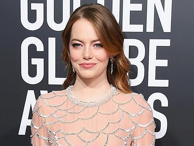 Emma Stone se vale de los rosas más claros para aportar frescura y sutileza a sus párpados, mejillas y labios