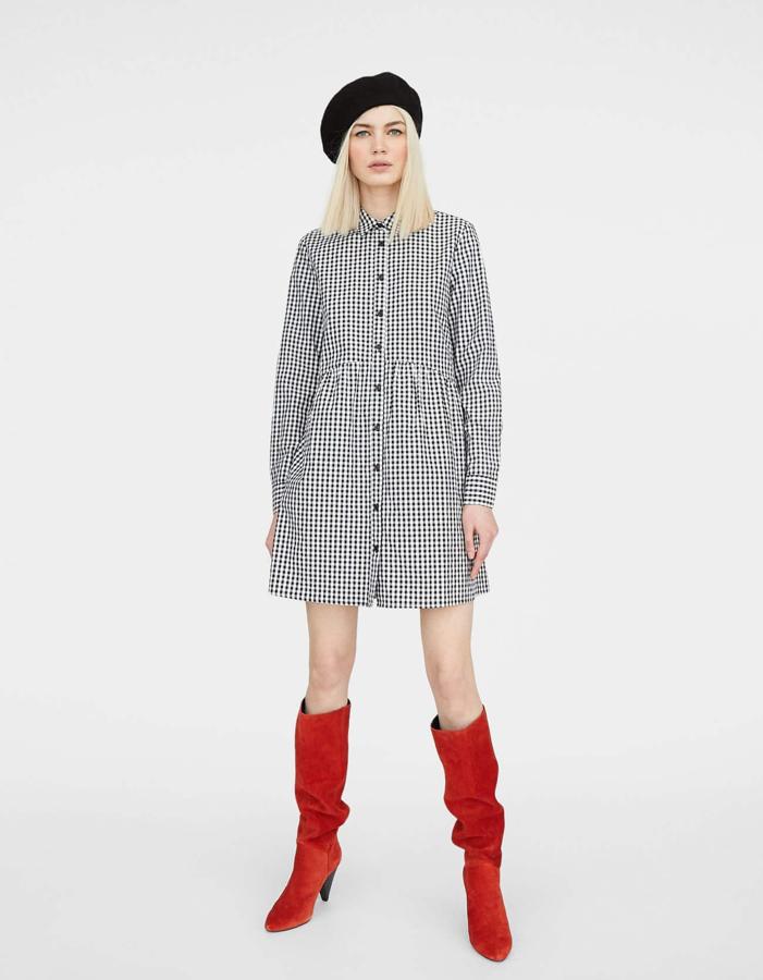 Vestido "baby doll" de Stradivarius (19,99 euros).