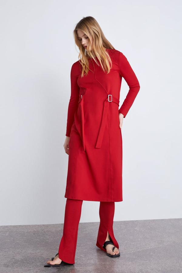 Vestido con detalle de cinturón con hebilla (25,95 euros) a conjunto con leggings con aberturas en color rojo (19,95 euros).