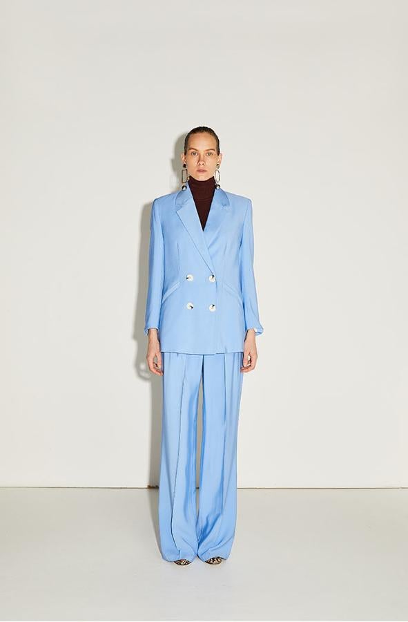 Look de blazer recta (49,99 euros) y pantalón de traje (35,99 euros) en color azul claro.