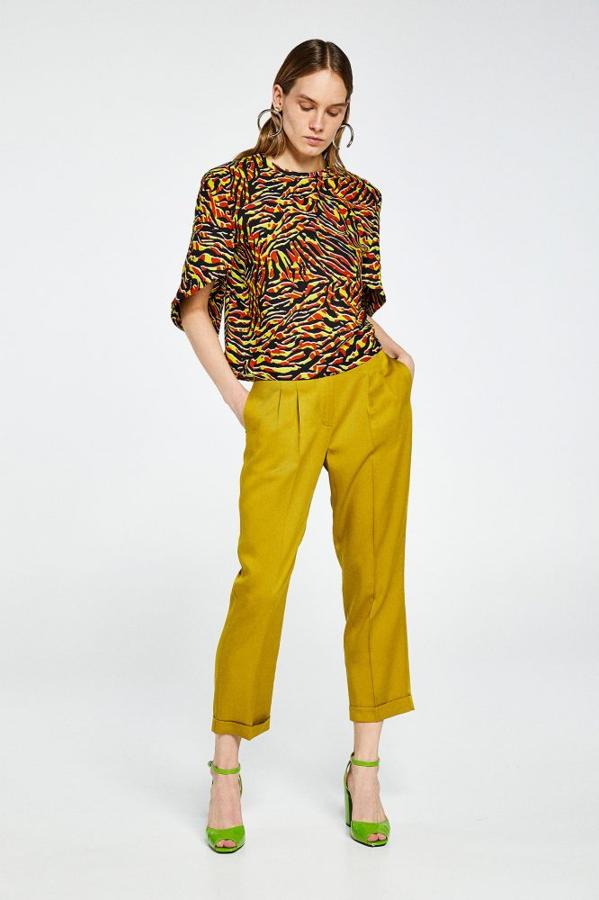 Cuerpo estampado con manga corta (29,99 euros) y pantalones de traje con botones (29,99 euros).