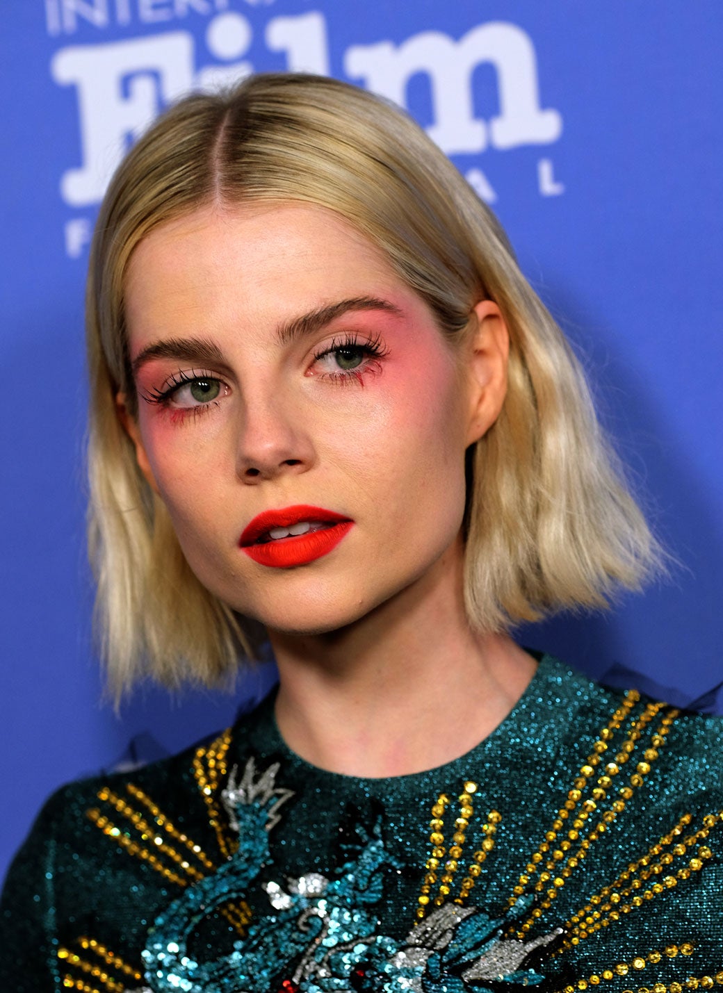 La actriz Lucy Boynton no ha dejado de sorprendernos. En cada una de sus apariciones ha lucido maquillajes muy diferentes que nos han dejado con la boca abierta. Este es perfecto para una noche tan romántica como la de San Valentín. Hazte con una sombra de ojos y una máscara de pestañas en color rosa y potencia los labios con un rojo vibrante. ¡Irresistible!