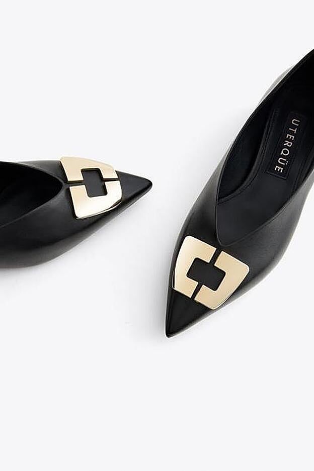 Zaoatos de piel con aplicación metálica, de Uterqüe.