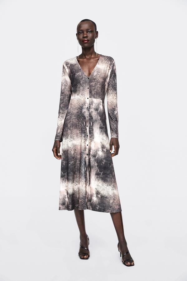 A medio camino entre el 'tie dye' y el 'animal print', este vestido midi abotonado es plena tendencia. Cuesta 9.99 euros en los Special Prices de Zara.