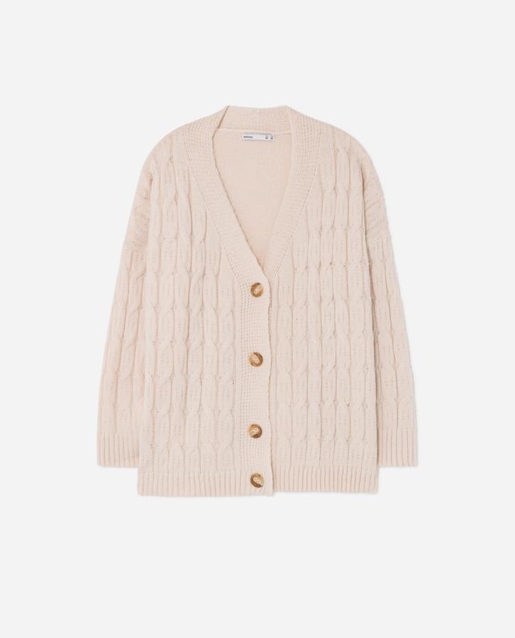 El cárdigan clásico de toda la vida. Versión preppy, con punto en forma de ochos y un precio imbatible (22 euros).