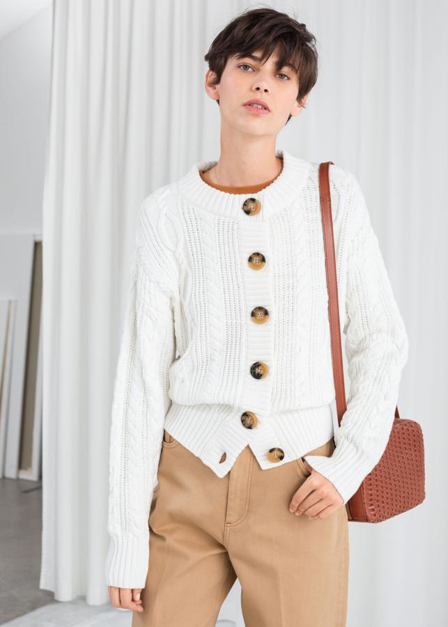 La chaqueta blanca es la gran apuesta de la firma sueca y este es uno de sus modelos, también en versión clásica y botones caramelo (79 euros).