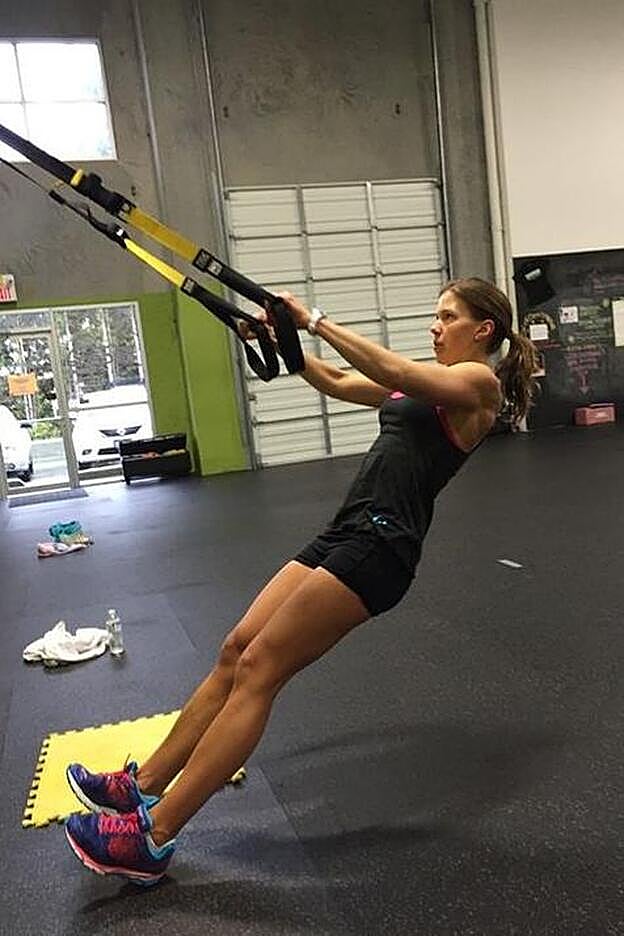 Ejercicios para levantar el pecho: remo de espalda con TRX