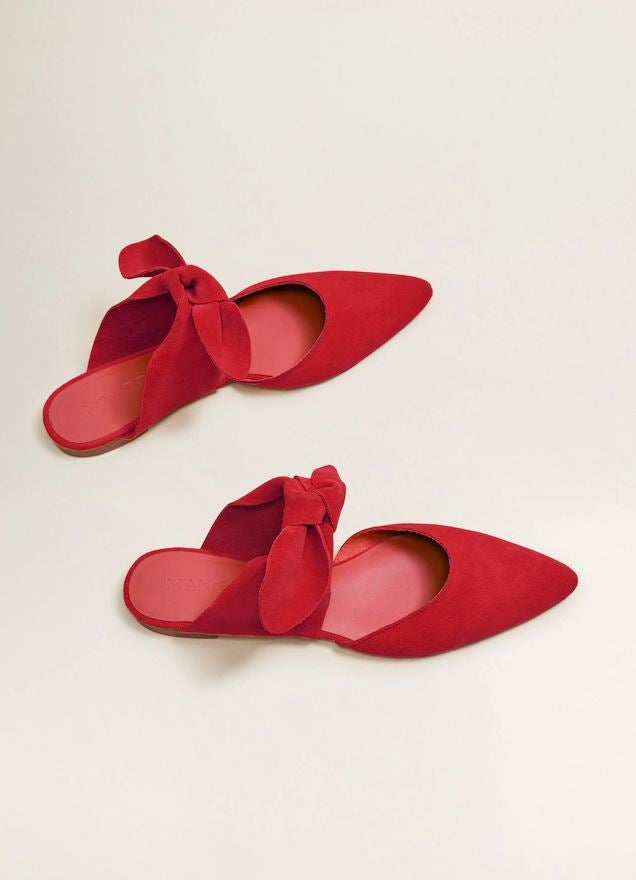 Estos mules rojos con maxi lazo de Mango (29.99 euros) te harán sentir esta primavera como una Dorothy moderna por el camino de baldosas amarillas.