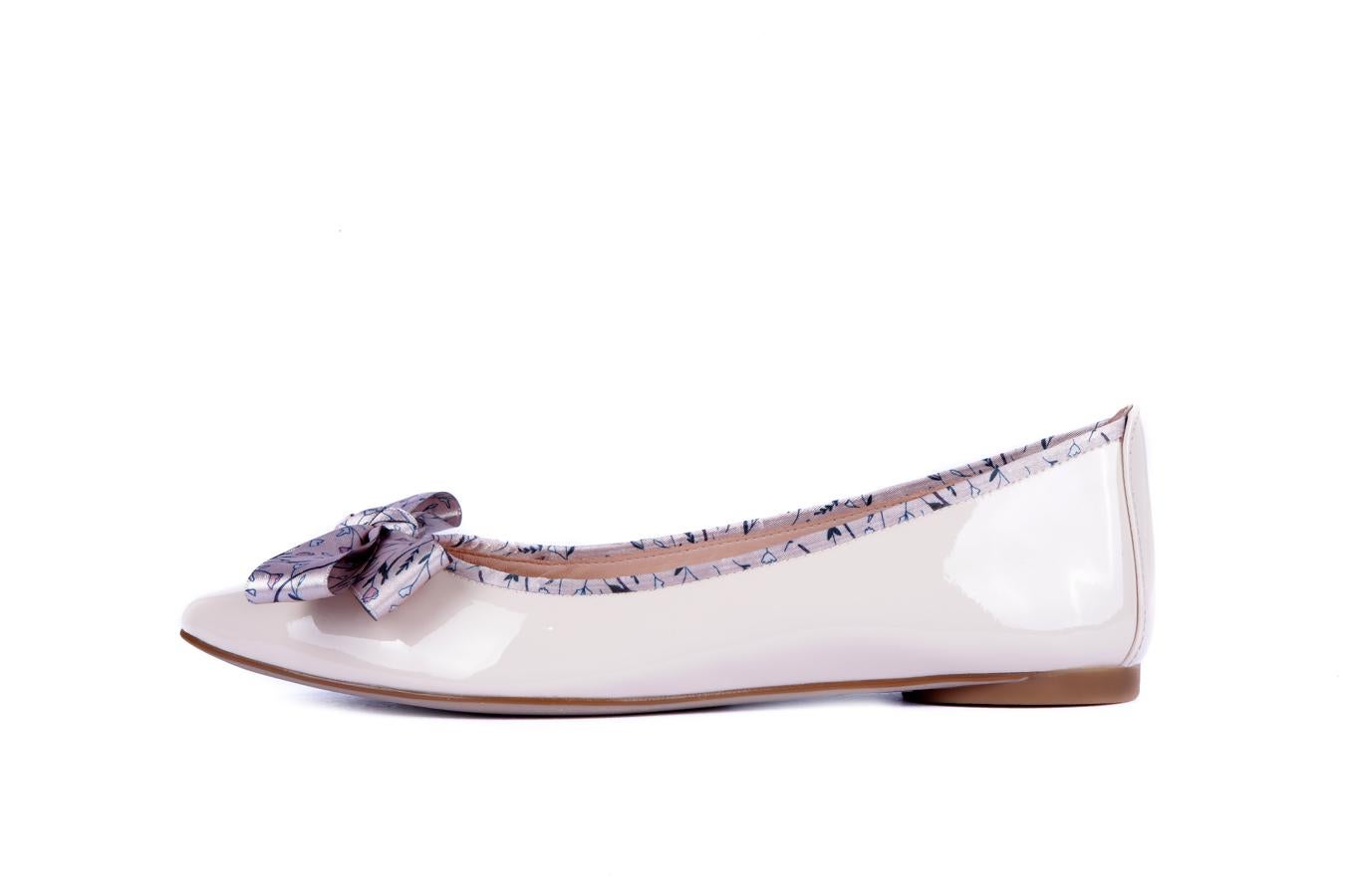 Para tus looks más románticos y naive, estas bailarinas de charol rosa hielo con lazo estampado de Unisa (cpv).