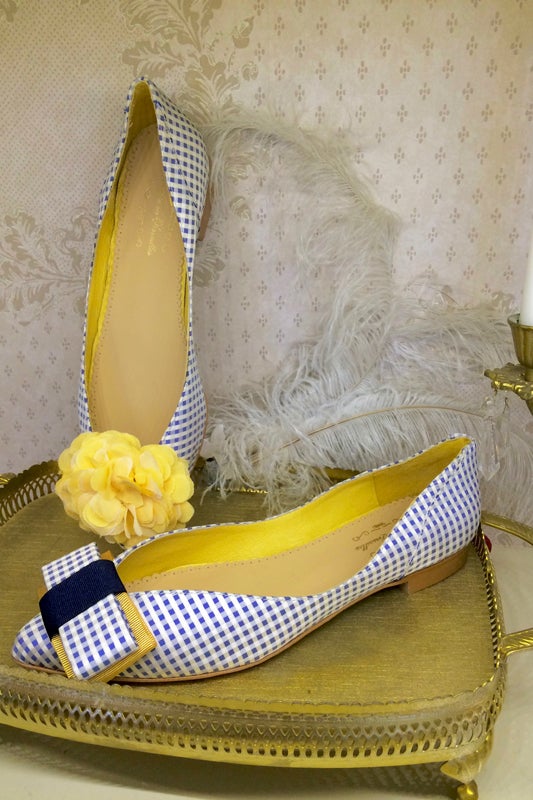 Desde 'Un pie en Versailles', nos dicen que estas "versaillinas son para mujeres libres, aventureras, inconformistas e indecentes". A nosotras nos enamoran con su vichy en seda, sus laterales escotados para que sea tan fresca como una sandalia, su favorecedor 'escote' con el que tus piernas parecerán aún más largas, y sus atrevidos lazos o moñas, entre los que no somos capaces de elegir. ¿Su precio? 110 euros.