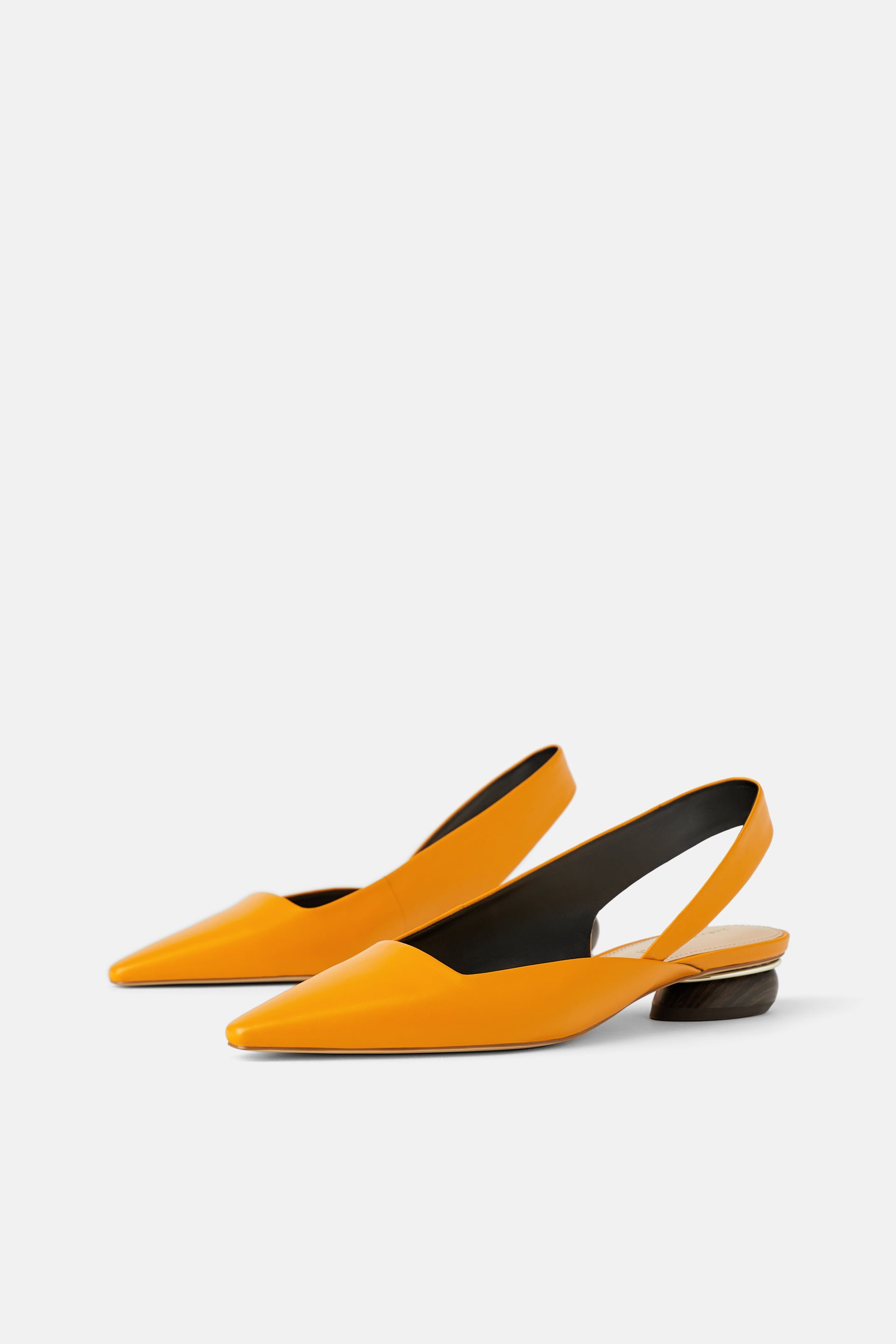 Otra opción maravillosa en amarillo: estos salones destalonados con mini tacón geométrico al más puro estilo Jacquemus. Claro, que son de Zara, y su precio es mucho más accesible que los zapatos del diseñador francés: 39.95 euros.