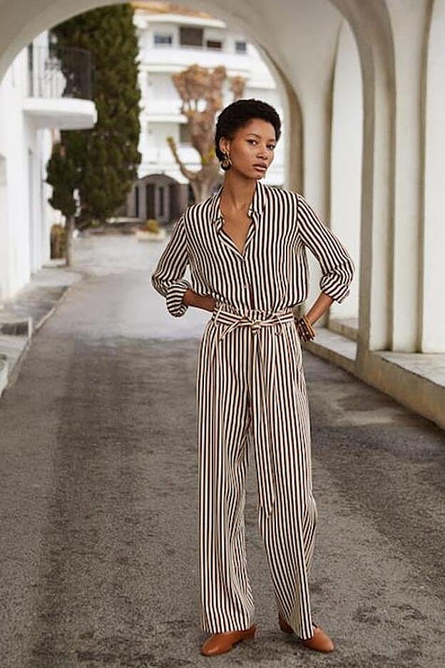 Camisa y pantalón fluidos, a rayas marrones y blancas de Mango.