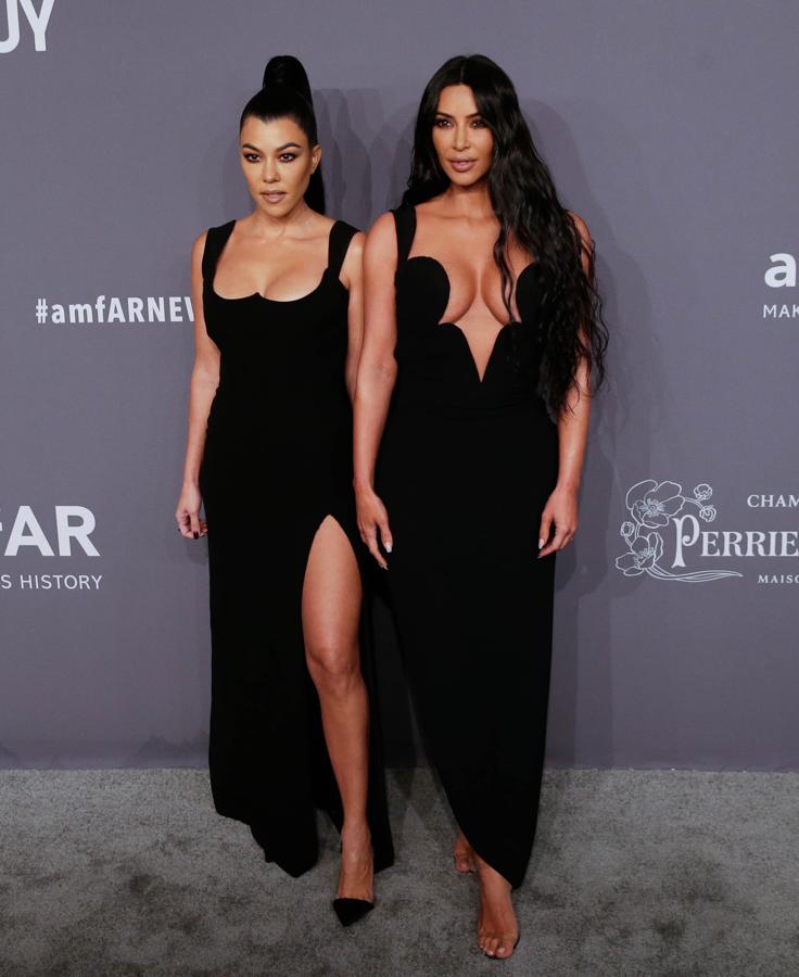 En la alfombra roja de la gala amFAR que se ha celebrado en Nueva York pensábamos que Kim Kardashian posaba descalza y de puntillas con su vestido de Versace... pero no: llevaba las sandalias Yeezy Season 7.