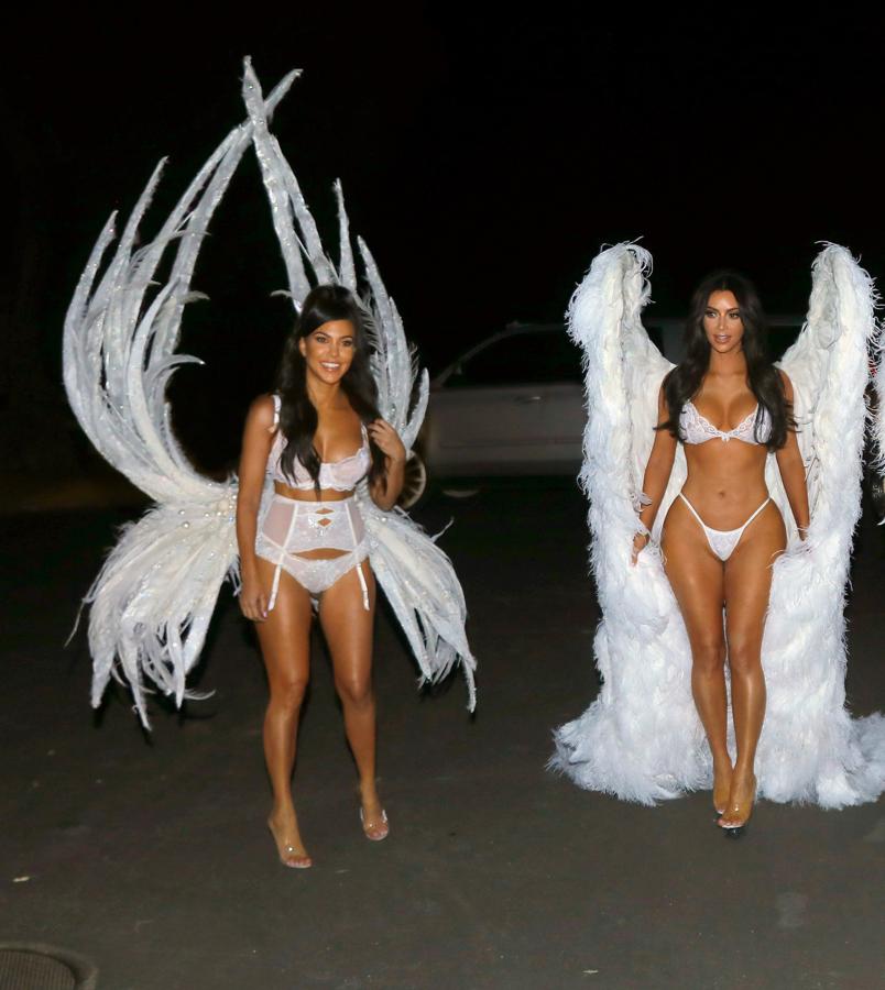 Para su particular disfraz de Halloween de 'ángel' de Victoria's Secret, Kim Kardashian llevó sus alas con los mules de PVC transparentes de Yeezy.
