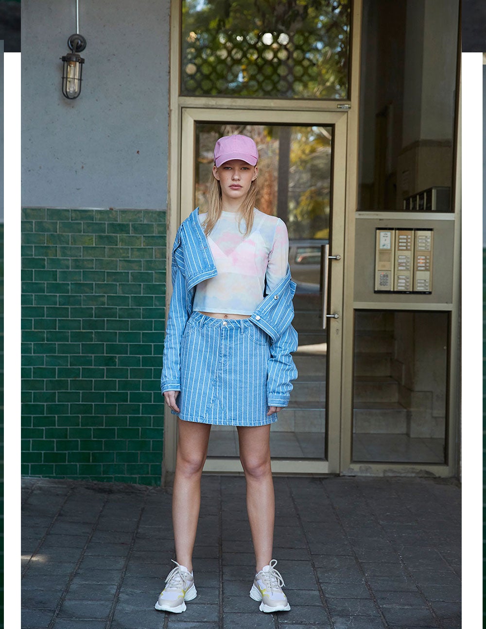 Chaqueta vaquera a rayas: 17 euros. Falda vaquera a rayas: 11 euros. Camiseta tie dye: 6  euros. Gorra rosa: 3 euros. Todo en Primark.
